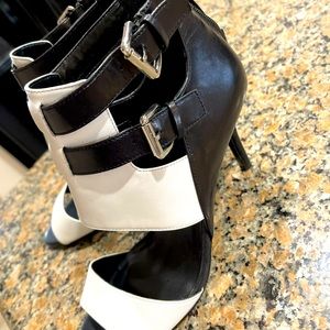 black and cream Stalletos zips in the back, very sexy shoe